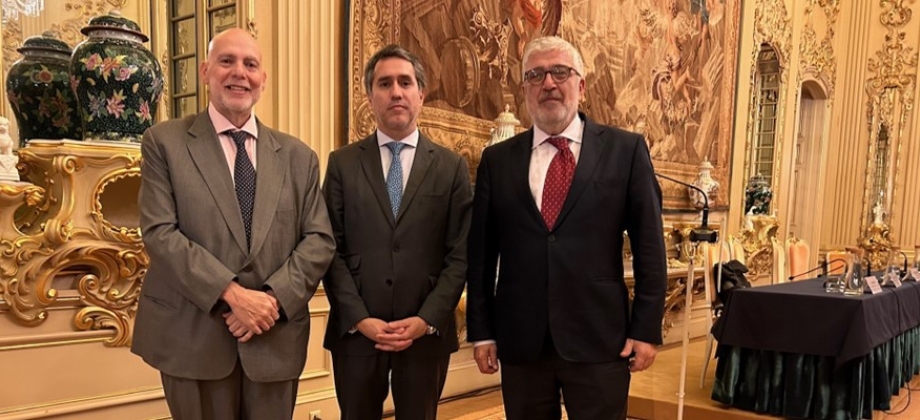 Embajador de Colombia en Portugal asiste a presentación de Informe Elcano en Lisboa