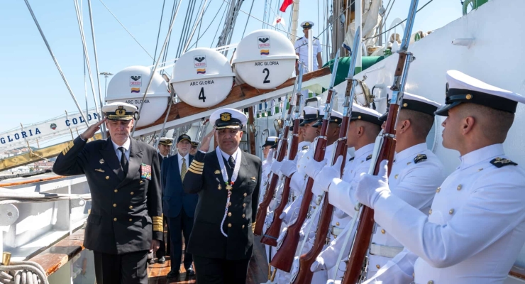 Embajador de Colombia condecora a Comandante de la Marina de Portugal 