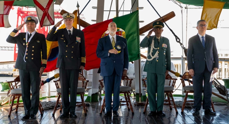 Embajador de Colombia condecora a Comandante de la Marina de Portugal 