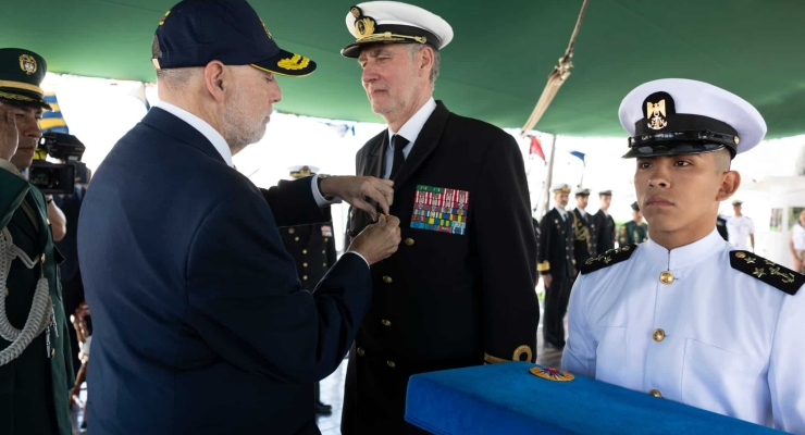 Embajador de Colombia condecora a Comandante de la Marina de Portugal 