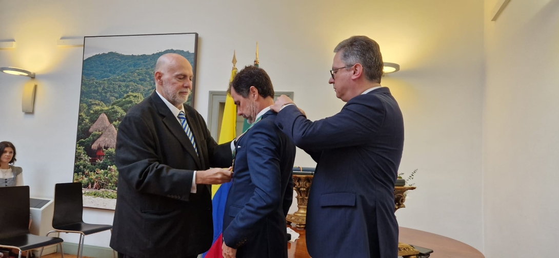 El Embajador José Fernando Bautista impone las insignias de la Orden de San Carlos, en el grado de Caballero, a Paulo Neves. Foto: Embajada de Colombia en Portugal