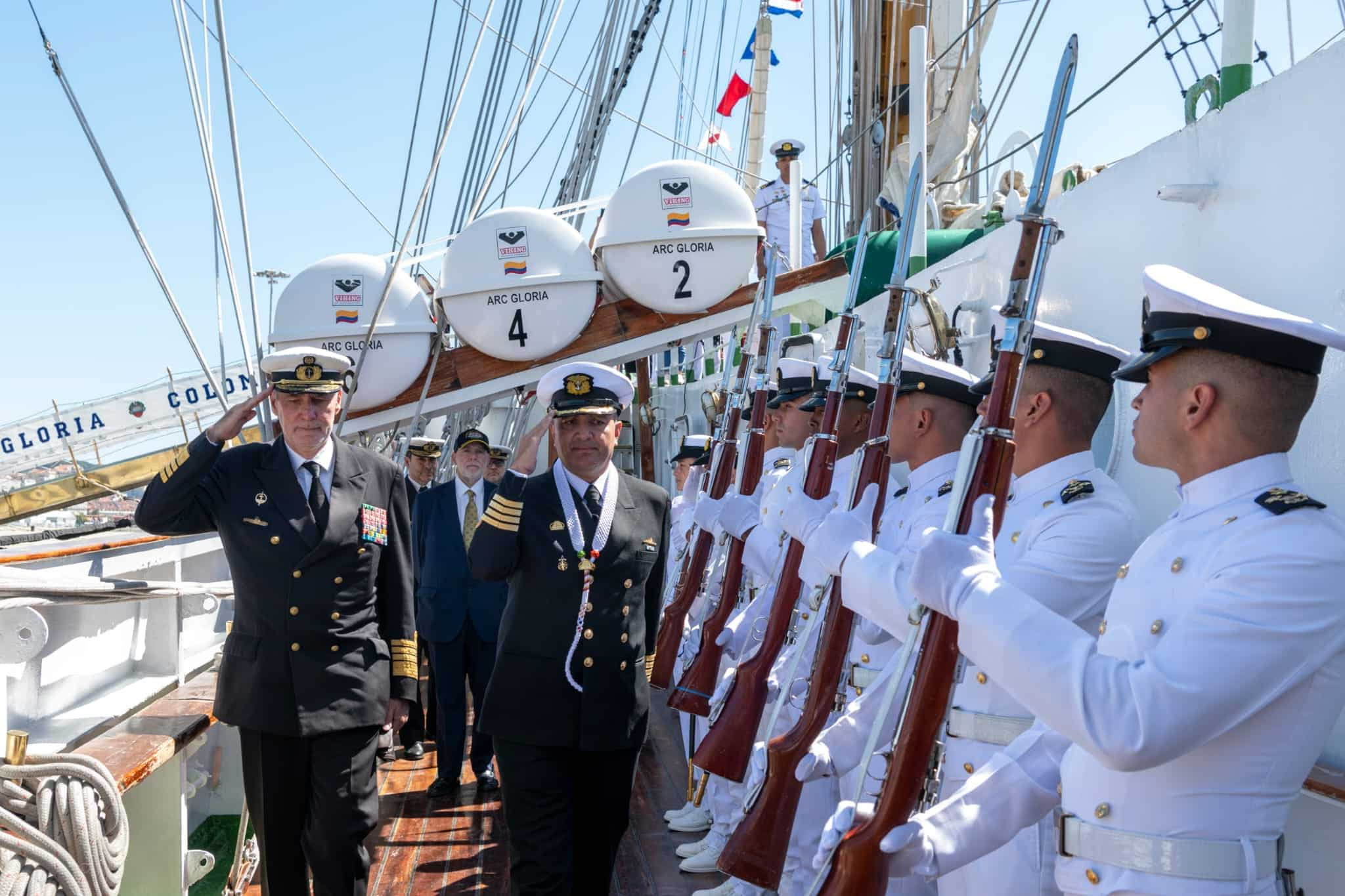 Embajador de Colombia condecora a Comandante de la Marina de Portugal 