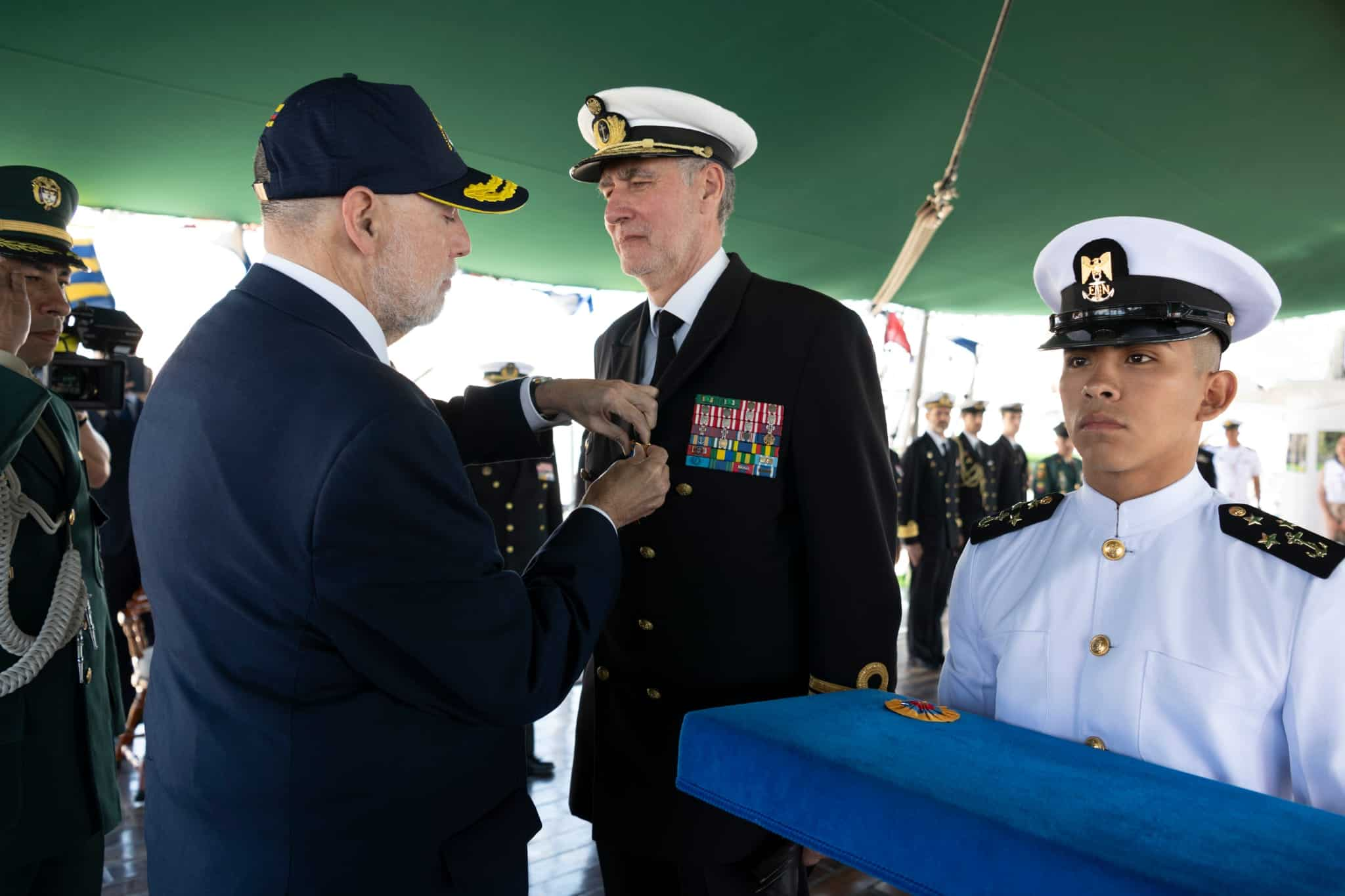 Embajador de Colombia condecora a Comandante de la Marina de Portugal 