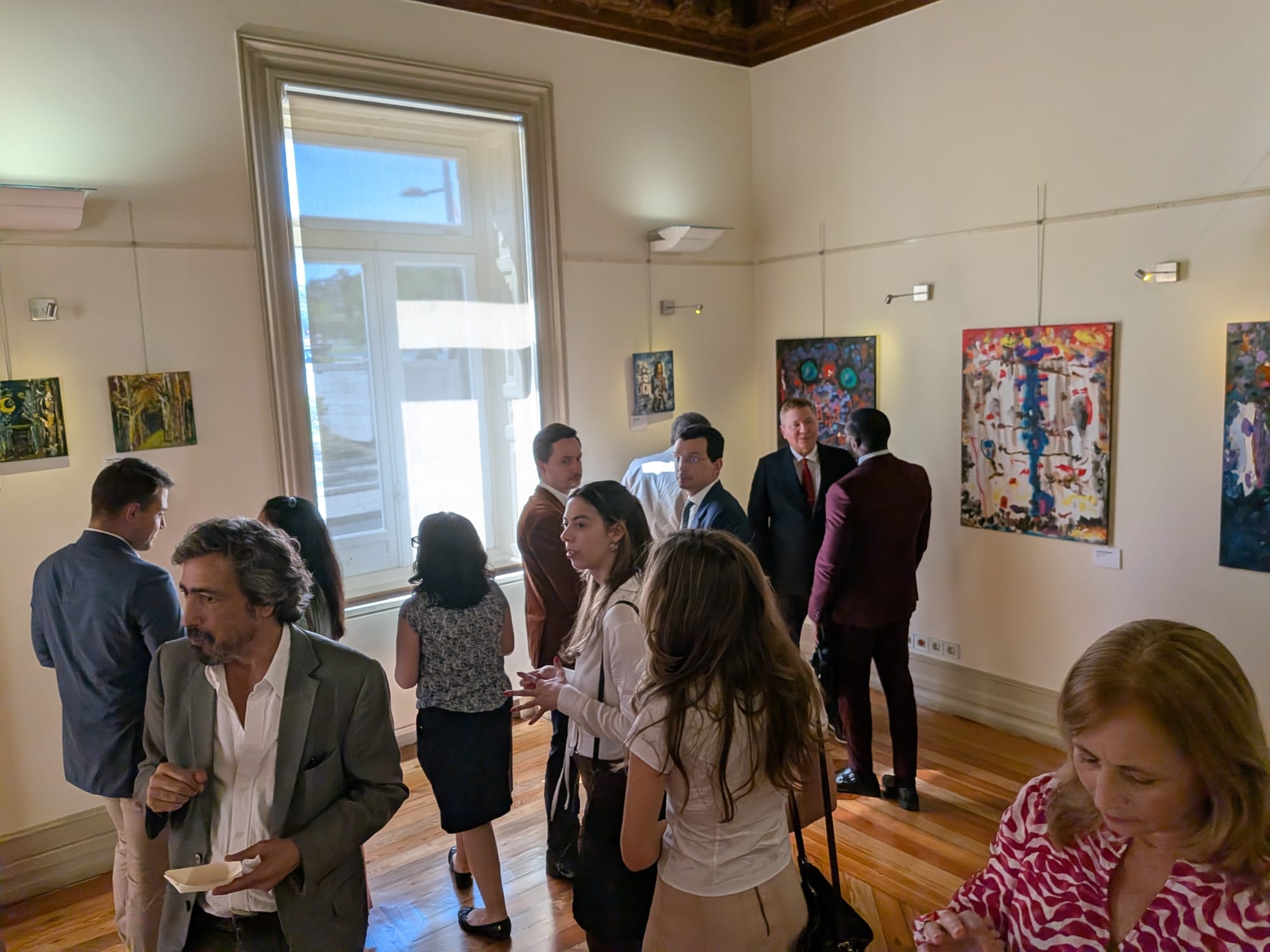 Los vínculos entre el Caribe y la Amazonia visibilizados a través de la exposición colectiva 'Arte joven del Caribe' que inauguró la Embajada de Colombia en Portugal