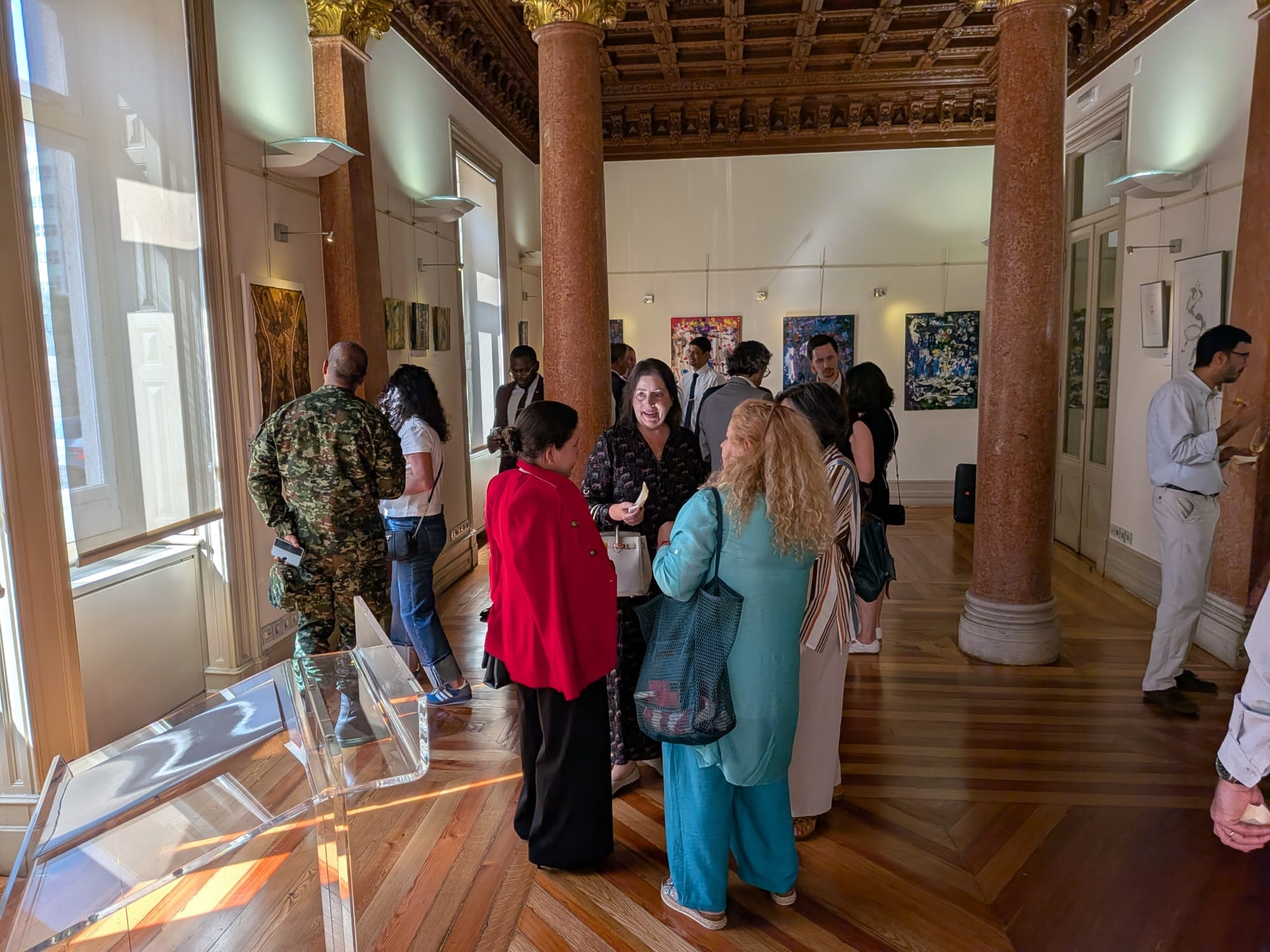 Los vínculos entre el Caribe y la Amazonia visibilizados a través de la exposición colectiva 'Arte joven del Caribe' que inauguró la Embajada de Colombia en Portugal