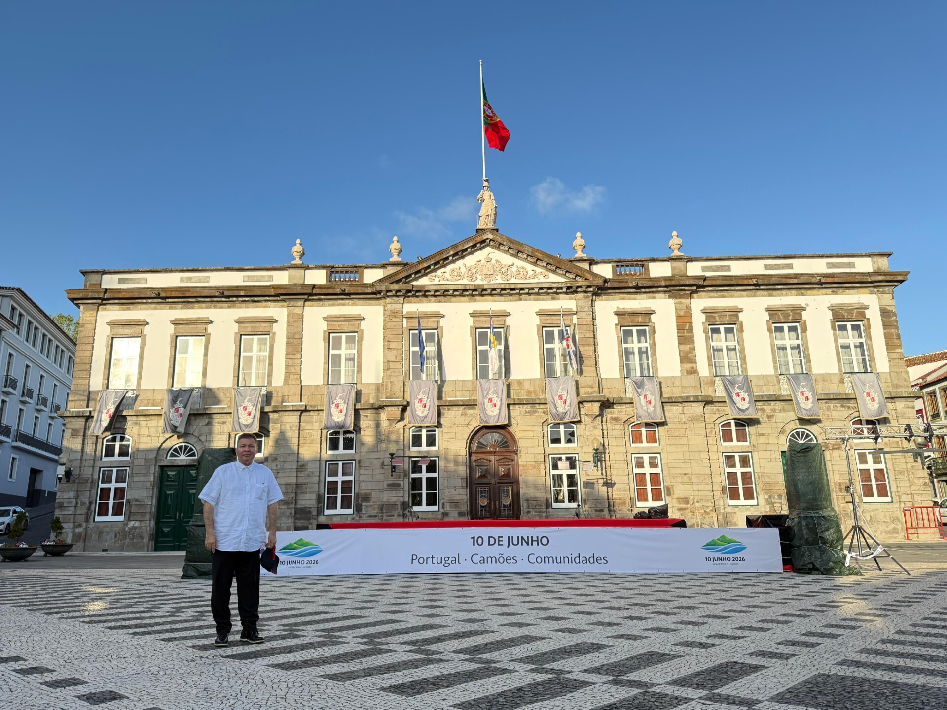 El Embajador Germán Grisales frente a la Alcaldía de Angra de Heroísmo, durante su visita a dicha ciudad para asistir a los actos conmemorativos del Día Nacional de Portugal, de Camões y de las Comunidades Portuguesas. (Foto: Germán Camilo Grisales, Embajada de Colombia en Portugal).