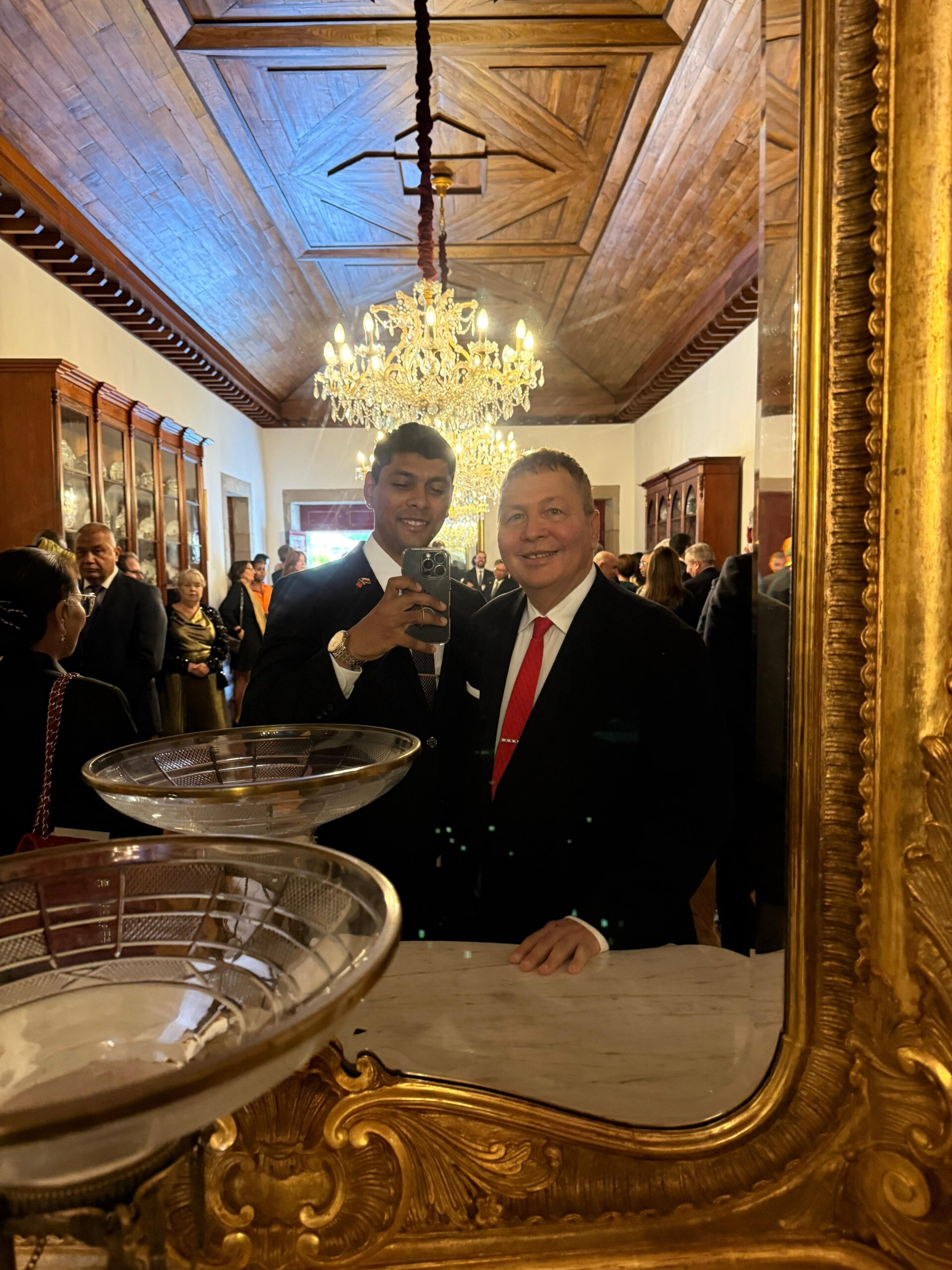 En la foto, el Embajador Germán Grisales acompañado de Germán Camilo Grisales, durante la recepción ofrecida en el Palácio dos Capitães-Generais (Palacio de los Capitanes Generales), en la ciudad de Angra do Heroísmo, como parte de los actos protocolarios que se llevaron a cabo el 9 y 10 de junio, para conmemorar el Día Nacional de Portugal, de Camões y de las Comunidades Portuguesas. (Foto: Germán Camilo Grisales, Embajada de Colombia en Portugal).