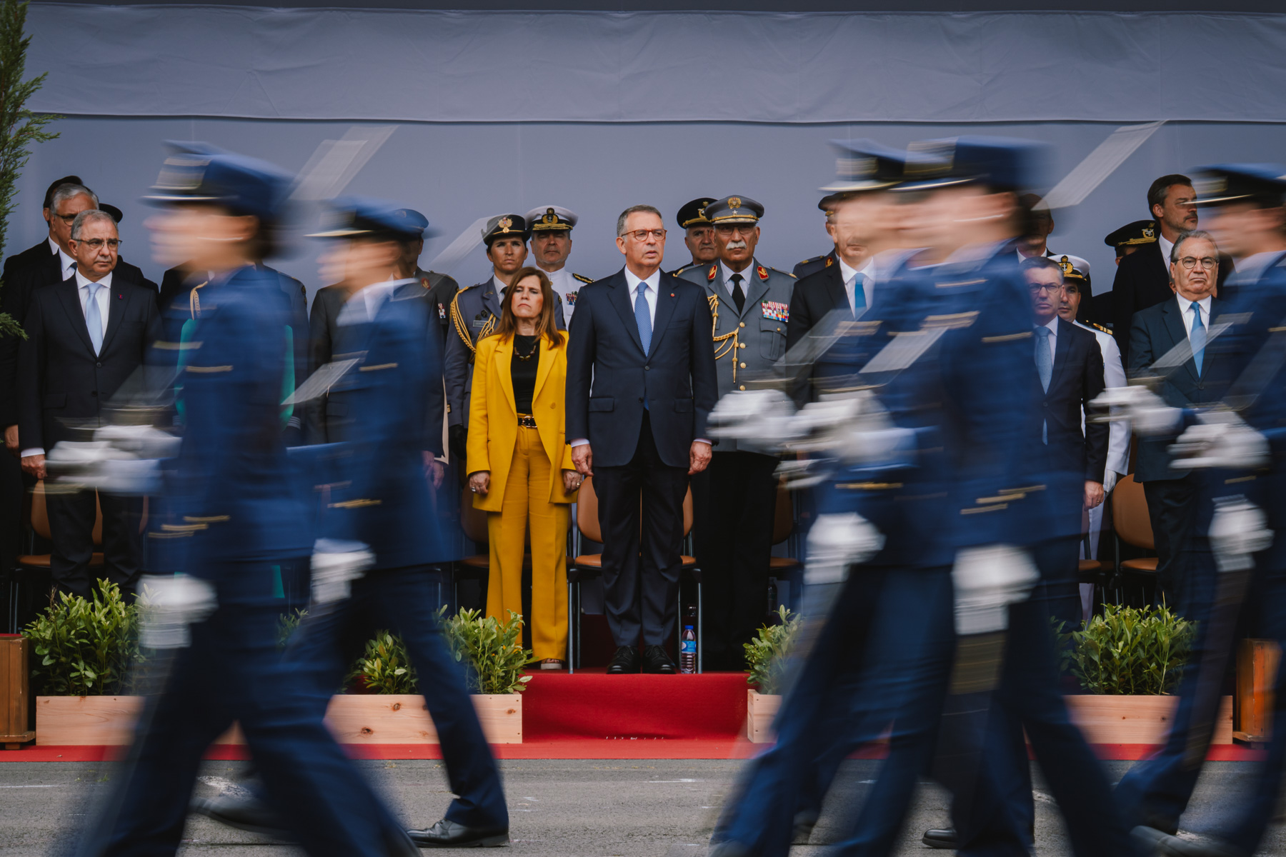 El Presidente de la República Portuguesa, António José Seguro, preside el desfile militar con ocasión del Día Nacional de Portugal, de Camões y de las Comunidades Portuguesas, que se llevó a cabo en la ciudad de Angra de Heroísmo en la Isla Tercera del Archipiélago de las Azores. (Foto: https://www.presidencia.pt/atualidade/toda-a-atualidade/2026/06/cerimonia-militar-do-dia-de-portugal-de-camoes-e-das-comunidades-portuguesas-na-ilha-terceira/)