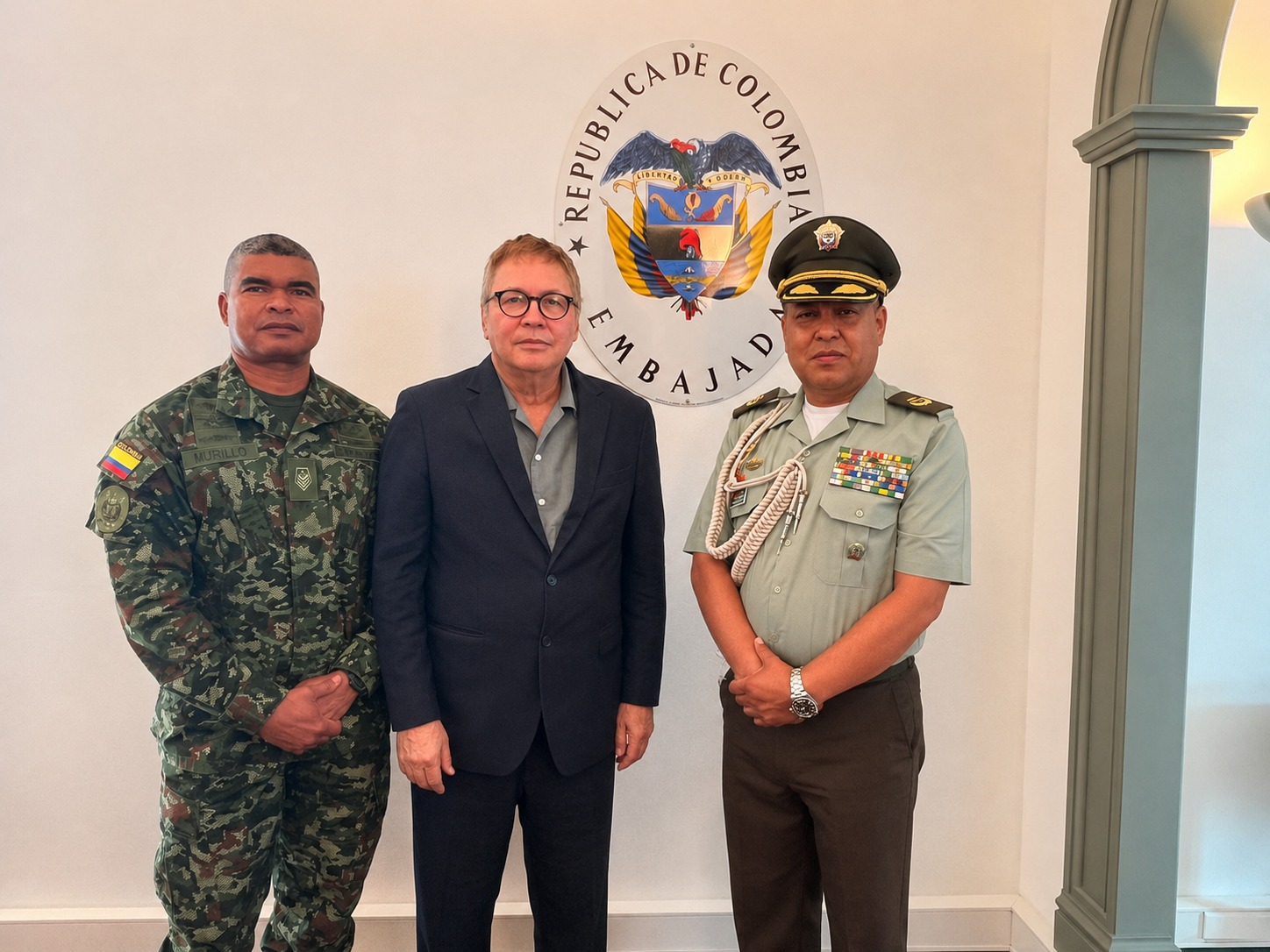 En la foto, el Sargento Mayor de Comando Luis Murillo Rosero, encargado de la Agregaduría Militar, Naval y Aérea; el Embajador Germán Grisales Jiménez y el nuevo Agregado de Policía, Coronel Carlos Fuelagán Cabrera. (Foto: Claudia Montejo, Embajada de Colombia en la República Portuguesa)