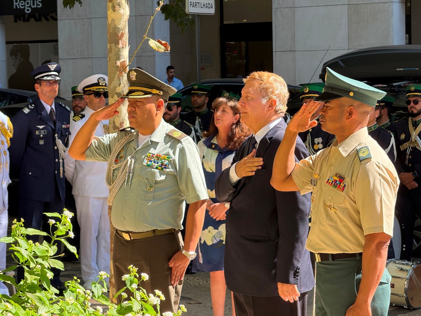 El Embajador de Colombia, Germán Grisales Jiménez, junto con el Agregado de la Policía Nacional de Colombia, Coronel Carlos Fuelagán Cabrera y el Encargado de la Agregaduría Militar, Naval y Aérea, Sargento Mayor de Comando Luis Murillo Rosero, rinden honores en memoria del Libertador Simón Bolívar. (Foto: Germán Camilo Grisales, Embajada de Colombia)