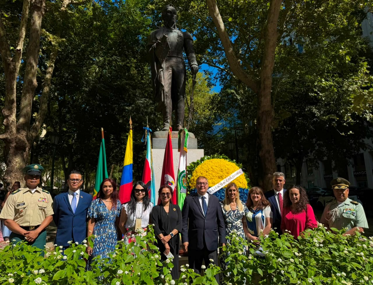 El Embajador Germán Grisales con el equipo de trabajo de la Embajada de Colombia en Portugal. (Foto: Germán Andrés Grisales, Embajada de Colombia en Portugal)
