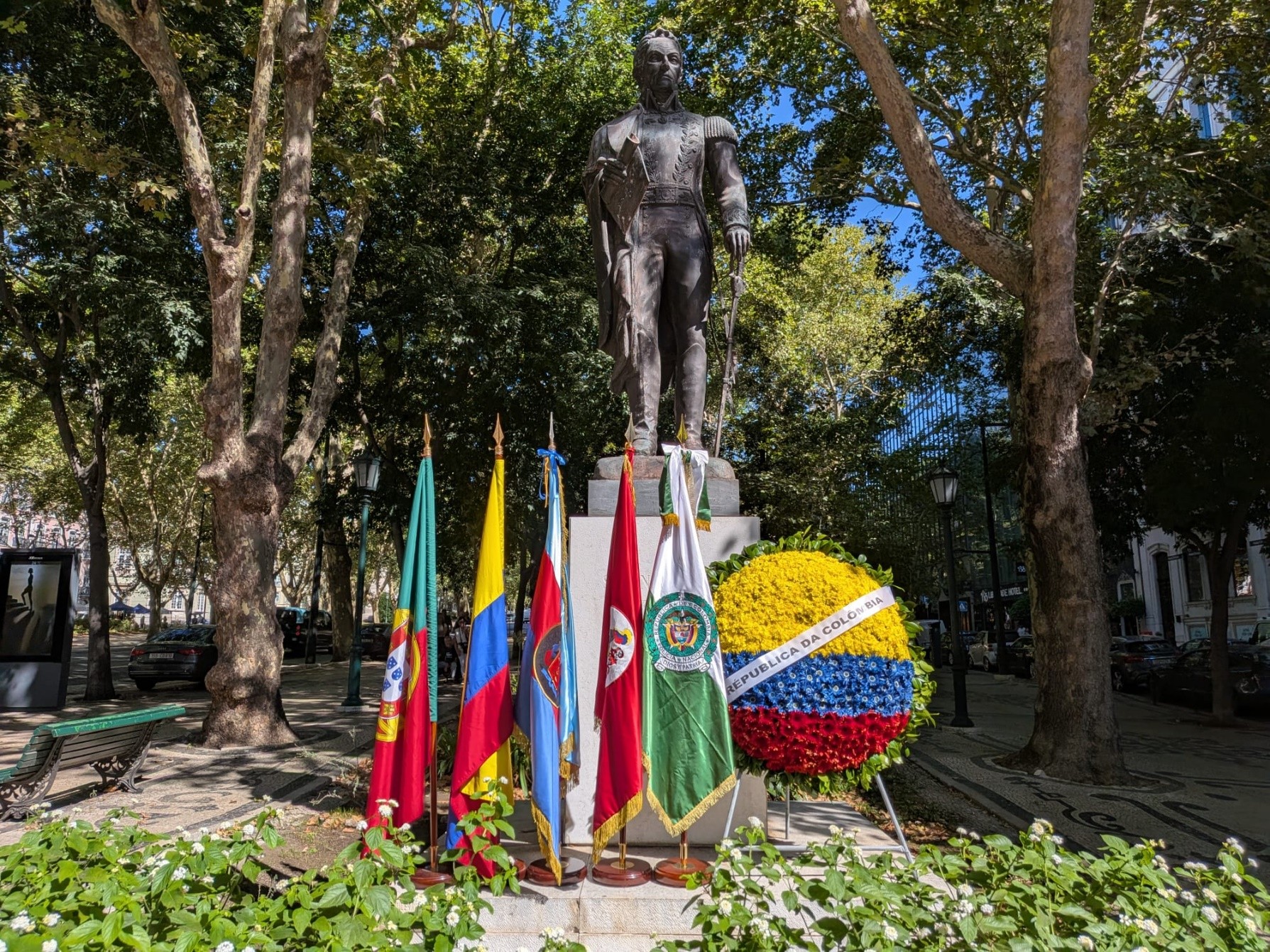 Ofrenda floral con ocasión de la conmemoración del Día Nacional de Colombia ante el monumento al Libertador Simón Bolívar, ubicado en el Paseo de la Avenida La Libertad de Lisboa. (Foto: Nuno Bispo, Embajada de Colombia en Portugal)