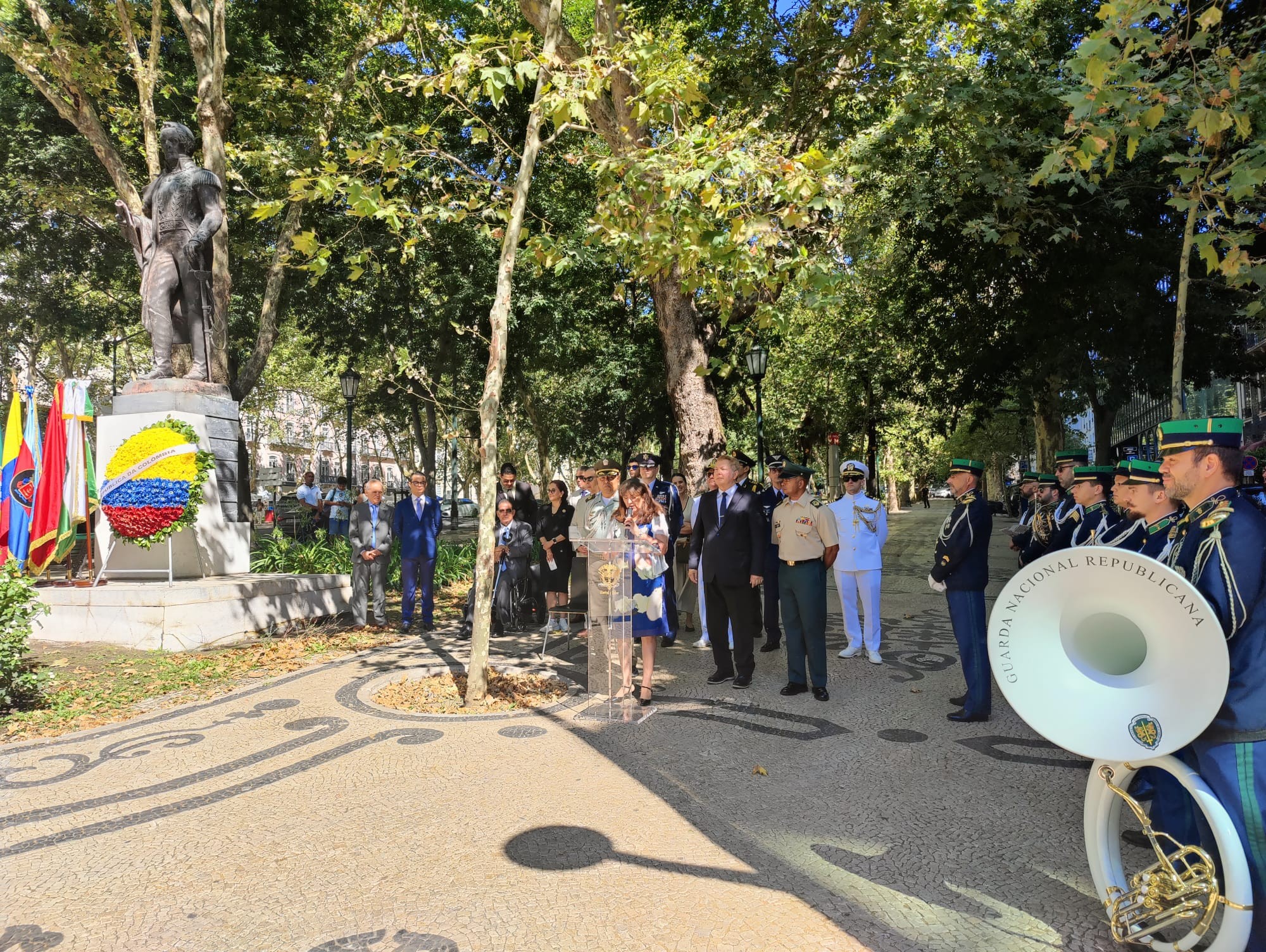 Ceremonia de ofrenda floral en homenaje al Libertador Simón Bolívar. (Foto: Nuno Bispo, Embajada de Colombia en Portugal)