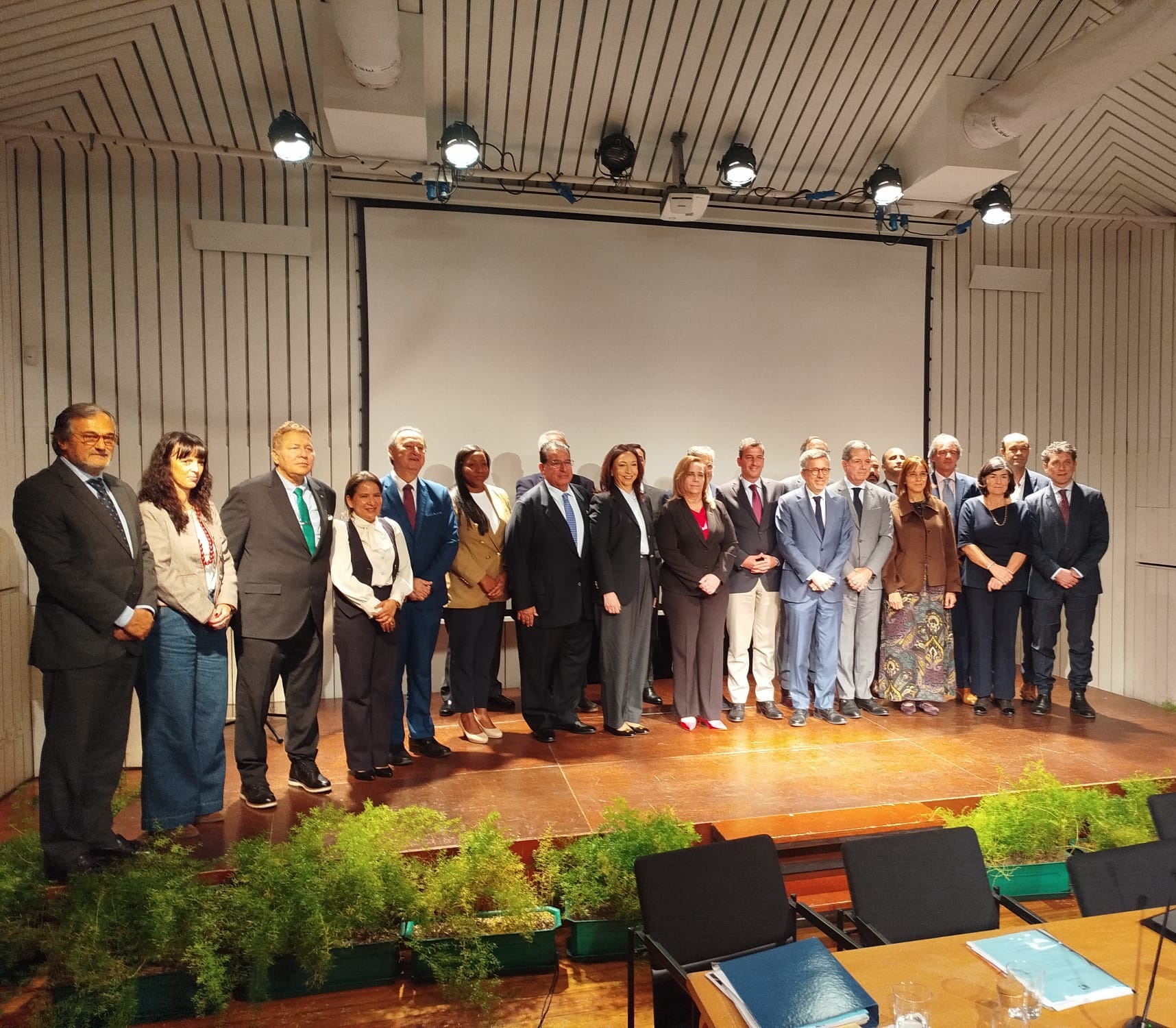 El Embajador de Colombia en Portugal, Germán Grisales (tercero de izquierda a derecha), participó en la Asamblea General de la Casa de América Latina el jueves 30 de abril de 2026. (Foto: Nuno Bispo, Embajada de Colombia en Portugal) 