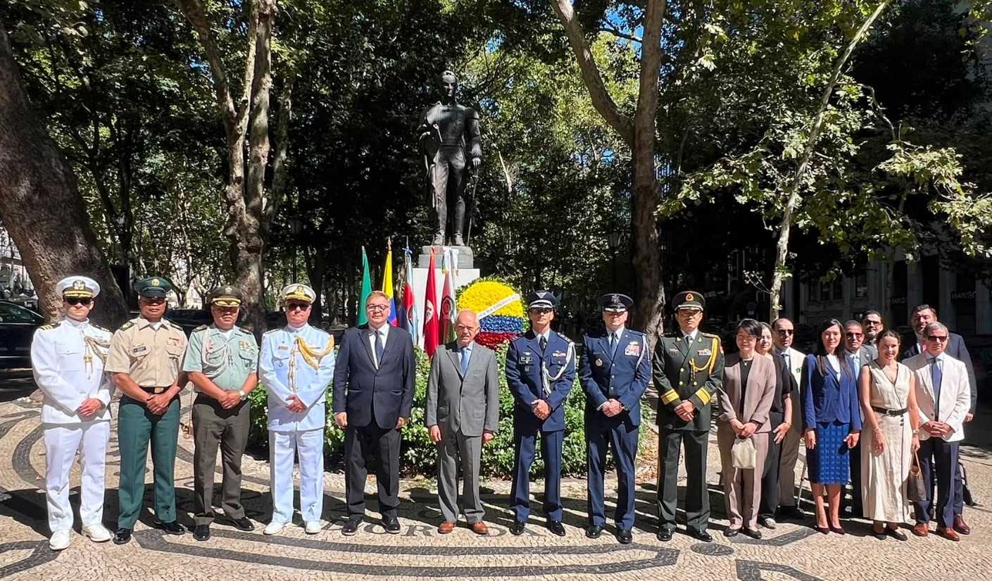 El Embajador de Colombia, Germán Grisales Jiménez junto con los Embajadores y otros miembros del cuerpo diplomático, y los Agregados de Defensa que asistieron a la ceremonia de ofrenda floral en homenaje al Libertador Simón Boívar. (Foto: Claudia Montejo, Embajada de Colombia)