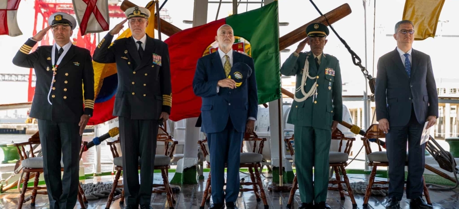 Embajador de Colombia condecora a Comandante de la Marina de Portugal 