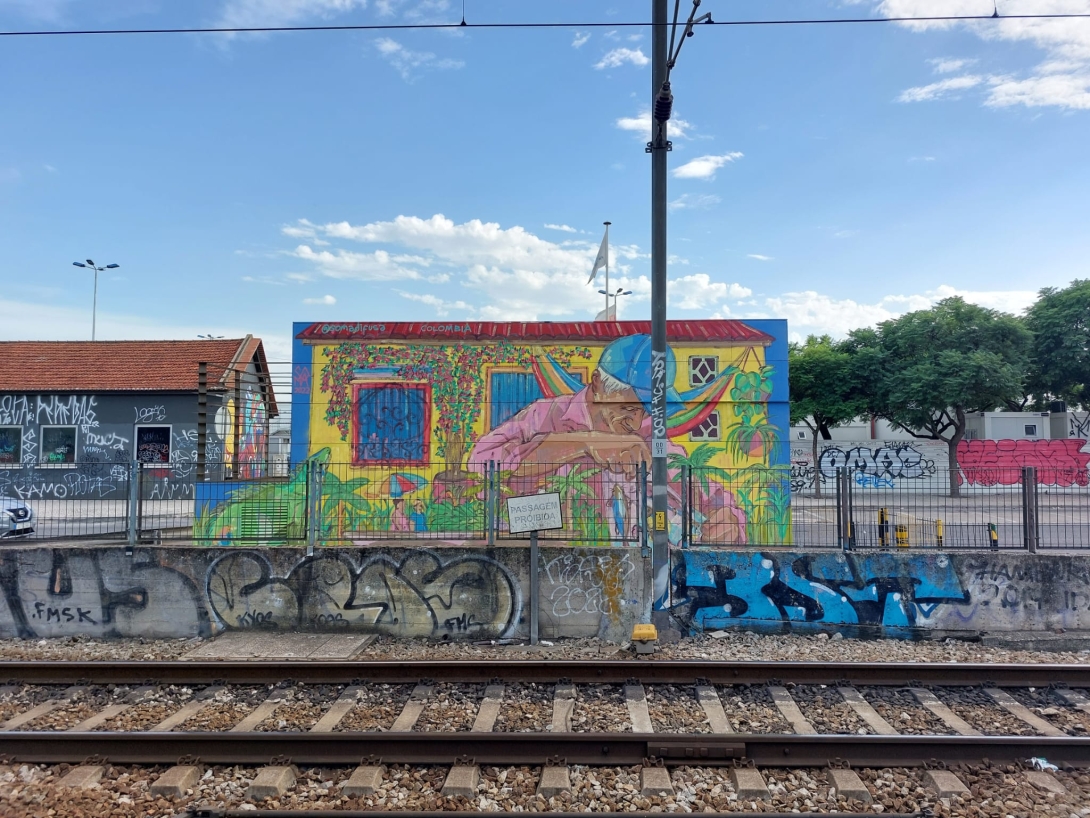 Imagen del mural desde las vías del tren, inspirado en las prácticas del río. 